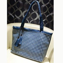 CB14#BLUE Price 234.000 IDR Material PU Leather Height 31 cm Length 44 cm Depth 14 cm Weight 1100g