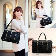 CB225#BLACK Price 202.000 IDR Material PU Leather Height 20 cm Length 28 cm Depth 9 cm Weight 360g